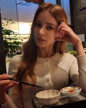 Olena Sydorchuk Instagram - 주말 점심시간에 다녀온 덴푸라오마카세 전문점 덴푸라감춘
튀김요리 오마카세는 처음!
인테리어도 너무 럭셔리하고, 음식 하나하나 설명해주시고 앞에서 만들어주시는데 정말 좋은 레스토랑에서 대접받는 느낌을 받았어요
제일 기억에 나는 음식은 게우소스를 듬뿍 찍어먹는 전복튀김과, 우니가 가득한 김튀김이 제일 기억에 남고, 나머지 음식들도 다 맛있었어요!
다만 제가 양이 많지않다보니 나오는 음식들을 끝까지 다 먹을수가 없어서 마지막에 나온 음식들은 맛만본게 아쉬워요 ㅠ 같이 간 친구는 양이 많은친구인데 그친구도 정말 배부르게 먹고 나왔대요
처음엔 뭔가 하나씩 주시니까 양이 모자라진 않을까 걱정했는데 아마 양이 많은 남자가 가도 양이 모자랄 일은 없을것같아요

분위기도 좋고 맛도 좋고 양도 많아서 가격이 엄청 비쌀줄알았는데, 생각보다 가격도 저렴해서 나중에 가격 보고 또 놀랐었어요
예약했다고 무료로 주신 콜라와 하이볼도 잘 마셨습니다 :)

특별한 데이트코스로 추천할게요
#튀김오마카세 #덴푸라오마카세 #오마카세 #튀김맛집 #예약하고가야하이볼줍니다