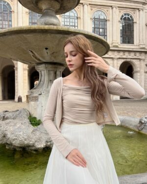 Olena Sydorchuk Instagram - 🌸🌸🌸
Clothes - @wlabel.kr