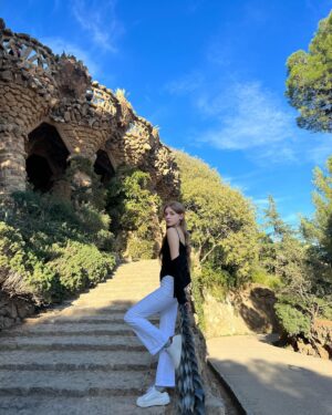 Olena Sydorchuk Instagram - В кожній країні, якесь своє, неповторної краси небо. Ніби за невидимими кордонами, які намалювали люди, небо теж розділилося на частинки і дивиться на всіх згори своїми незвичайними красотами.
Але з усіх небес, які доводилось мені бачити, Барселонське було найбільш казковим.

Pants and top from @wlabel.kr