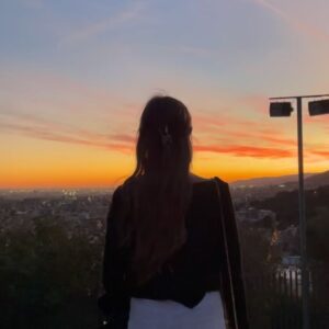 Olena Sydorchuk Instagram - В кожній країні, якесь своє, неповторної краси небо. Ніби за невидимими кордонами, які намалювали люди, небо теж розділилося на частинки і дивиться на всіх згори своїми незвичайними красотами.
Але з усіх небес, які доводилось мені бачити, Барселонське було найбільш казковим.

Pants and top from @wlabel.kr