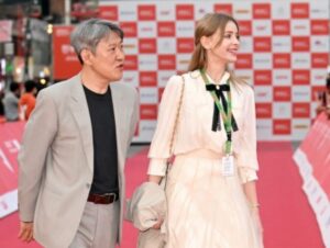 Olena Sydorchuk Instagram - 작년의 최고 순간. 

I’m grateful for the amazing experience and want to say a huge  thanks for being part of the wonderful movie. 
이 멋진 영화에 함께해주셔서 감사합니다 @dwriter2000 ✨.