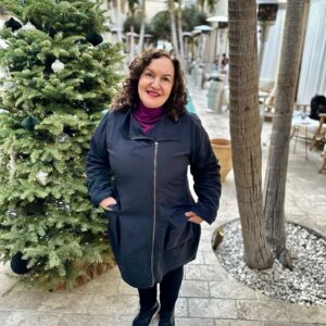 Olga Merediz Instagram - Wishing everyone a Merry Christmas. Here's hoping 2024 bring us health, prosperity, love and peace! ❤️🎄
.
.
#happyholidays #merrychristmas