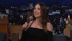 Olga Merediz Instagram - Rg: @Fallontonight: 
@alisonbrie sets up her new movie #SomebodyIUsedToKnow with a freestyle rap! 🎤 #FallonTonight