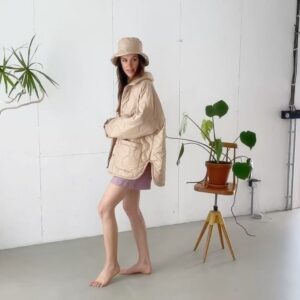 Olga Plojhar Bursíková Instagram - Já za tu zimu zas zapomněla, jak je to úžasný, když slunce svítí každý den. ☀️ To je takový pohlazení.

Fotky jsou krásných nových kousků @loukal.cz, fotila @klementela_ u nás v @atelier.plojhar. #olgaplojhar