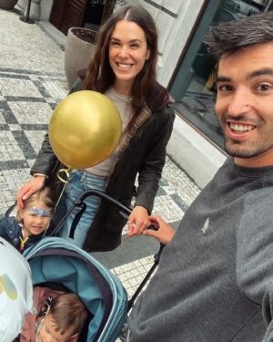 Olga Plojhar Bursíková Instagram - Skoro jsme se vešli na fotku, skoro. 🤍 Unavené děti brzo unaví i rodiče v plné síle, bože ale jsou zdraví a máme je a jsou úžasní a nemohli by být lepší! Děkujeme, děti naše, krásný svátek.