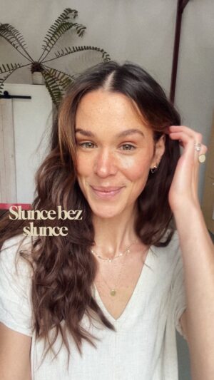 Olga Plojhar Bursíková Instagram - Možná jste si všimli, že od líčení chci především, abych vypadala zdravě, že jsem dobře vyspaná a trochu vysluníčkovaná. Ani jedno z toho teď není úplně pravda, tak to jdeme dohnat. ☀️

Kam dopadá slunko dám tvářenku a rozjasňovač, vyčešu obočí (gelovou řasenkou s-he, můj základní produkt) a doladím krk a dekolt. Nohy jsem vždycky měla světlejší než zbytek těla, tak si je před létem trochu ztmavím samoopalovákem. Vše od #alverdeNATURKOSMETIK z @dm_cesko, můj #dmlovebrand. 💛 Už jste někdy zkusili kosmetiku od alverde?
#zdejsemclovekem #dmcesko