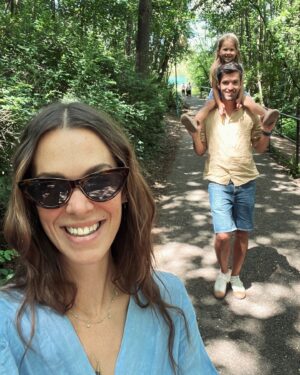 Olga Plojhar Bursíková Instagram - Láska, štěstí, klid, naplnění, všechno, co jsem si kdy k narozeninám přála už mám (ještě možná moře v Čechách a klokany na zahradu). 🤍