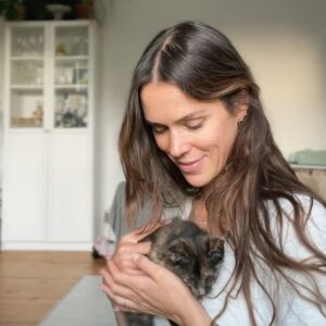 Olga Plojhar Bursíková Instagram - Nuselský nalezenec (můj rodný hood), který přistál mé nejbližší duši @magdalenabirds v ordinaci a ta mi poslala zprávu, že má někoho přesně pro nás (ano, bavili jsme se spolu o koťátku už stokrát). 🖤 Jely jsme se na ní s Lottou podívat, bude se přeci bát dětí a navíc máme Bandíka, který zná jen dospělé kočky, ne koťata. No a už je u nás. Bandík se s ní seznamuje, děti ona zbožňuje a ony zbožňují jí, zapadla. 🐾 Poslala jsem rovnou příspěvek místnímu azylu pro zvířata a v hlavě mi hrál krásný slogan “don’t shop, adopt”.

Lotta ji rovnou po cestě dala jméno, nápověda je ve fotkách, uhádnete?

Also, any tips, jak jí vysvětlit, aby se pak bála aut a cizích psů, až jí ukážeme venek? Bojím se děsně!