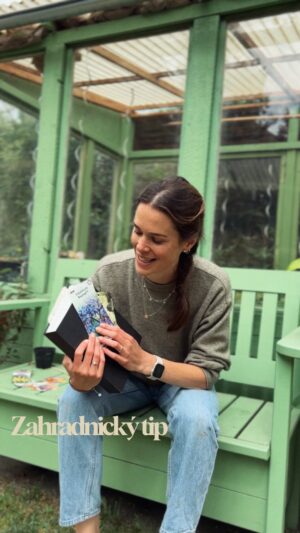 Olga Plojhar Bursíková Instagram - Náš zahradnický tip vznikl díky klasickému albu na fotky, které jsme dostali a nemohli pro něj najít užití. Zařadila jsem do něj všechny štítky od rostlin, které jsme za ty roky zasadili. Člověk si myslí, že si bude vše pamatovat, ale když po letech potřebujete zjistit název, kultivar, mrazuvzdornost, výšku a šířku v dospělosti nebo se chcete jen pokochat vším zasazeným, přijde to vhod. Jednoletky si nechávám stranou a vždycky koncem roku vyhodím.
Krásnou zahradnickou sezónu přeju. 👩🏻‍🌾

#zahrada #gardening #gardeningtip #zahradniceni