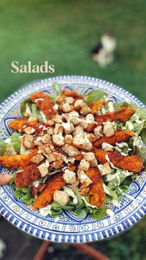 Olga Plojhar Bursíková Instagram - Saláty nemusí být nudná nakrájená zelenina bez zálivky a lásky (nod na Lokál, kde je šopák přesně to). 🥗 

Hraju si, tvořím, přidávám do nich rýži, brambory, cizrnu, fazole, bulghur, pečenou zeleninu, osmahnuté nemaso nebo kousky chleba, kukuřici, houby, olivy, kapary, koření a bylinky. Do zálivek zase hořčici, vegan mayo, různé octy a oleje nebo i láky a omáčky (třeba olej ze sušených rajčat nebo ocet z nakládané zeleniny). Zkrátka to, co mi chutná a dá dohromady plnohodnotné jídlo. 🍅

Krásné salátové léto přeju (a pro inspiraci hledejte highlights Salads u mě na profilu). 🥬