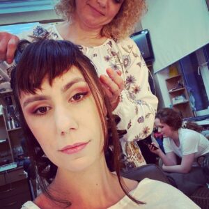Olga Tumaykina Instagram - В моде чёлка или нет,не знаю..мы с артисткой Полиной Бондарь @bonpoli не сговариваясь,решили ДА! Это работа наших мастеров-гримеров театра Вахтангова!🌹❤️🎭 Леночки и Полины @poli_roshia  Достаточно рассказать про репетиции..новые,особенно..образ описать(новый,особенно))..учесть идущие спектакли,чтобы не встала проблема или задача..как-то:парики,или коротко стриженая императрица Всероссийская,например..))👑открою секрет-«вишнёвый « маникюр я могу позволить себе только,когда закроется театральный сезон,впрочем..как и все известные мне Вахтанговские артистки!!!! У нас Островский ,Цвейг ,Шекспир, спектакль эпохи Екатерины Великой...помню,помню..две юные зрительницы шептались..Смотри..у неё шеллак фисташковый)))..не у меня,конечно..у другой артистки...Пусть никакое «одеяло» не перетягивает внимание на себя! Как сказал Римас Туминас,-«Есть Театр и всё остальное»))) -это можно применить ко многому..🎭 Так вот:Скоро весна..да здравствует Театр!!!..и пусть скорее наступит..»Всё остальное»!!!! P.s. Покрытие маникюра с эффектом «мокрых ногтей»..или лавандовый оттенок-люблю больше всего..хотя..с такими чёлками,нам нужен маникюр шоколадного или цвета электрик оттенков..))🧚‍♀️👨‍🎨💅💇🏻‍♀️ #челкисексапилномерпять #матьидочь #театральныецехавахтанговскоготеатра #полинабондарь #полинарощупкинагример # @poli_roshia # @bonpoli  # @vakhtangov_theatre  #артистическийпост #всеещевпоискахмастераманикюра #желательноночью #бонуспедикюрлюбогоцвета #нонедляодногоспектакля #какойтакойспектакльспрозрачнымпедикюром #дамскаязагадка #ноглавное #парикамздесьнеместо