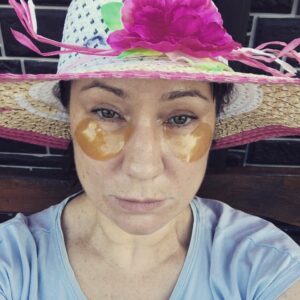 Olga Tumaykina Instagram - Лето..Шляпа...Патчи..Младший друг..негламур..музыка..солнце..отдых..-в любом случае..