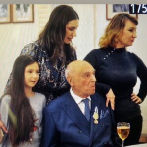 Olga Tumaykina Instagram - Полина Бондарь @bonpoli  Доченька моя! Здесь разные такие наши фотографии! Сейчас она играет спектакль!..а я про институт «актерского агенства»..который в нашем пространстве,-работает от раза в раз.. Ррраз!-и ты артист,который от элитарнокинородителей! И! На тебе не отдыхает природа!..пишут о тебе,смотрят на тебя,снимают тебя..и ты такой-Old Many..и ты такой:выбираю сценарии и снимаюсь,где хочется!..Хорошо это!!! Очень!!! Понимаю..Ценю,когда вижу.Моё наследство,-каково?!..И сейчас,снимаясь,-я преследую только одну цель-обеспечить благосостояние моей семьи,это как на север уехать,и мыть золото,чтобы семье было бы полегче,-совсем не хочется,чтобы Полине пришлось бы так же,как и мне..Но! Агенты Актеров,или как там они называют себя,-сначала ждут «золотой песок « с приисков ,а потом уже..-Я же говорила,она драгоценность..» Как бы было хорошо,-чтобы «золотые слитки «.-в нужные руки попали..