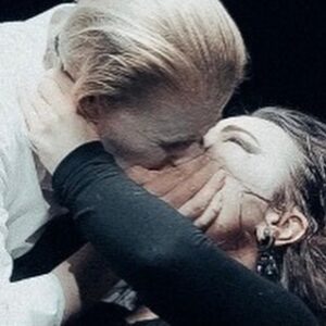 Olga Tumaykina Instagram - Как это редко бывает ,когда соглашаешься и принимаешь спектакль..Особенно,-премьерный..Особенно,в преддверии 100 летия театра,где ты служишь..Есть Мастера непревзойденные,что оставили наследие-и спектаклей,и их участников звездных..Мы всегда узнаём почерк Валерия Плотникова,или Ричарда Аведона..снимающих звёзд,снимающих вечные портреты тех,кого любим и узнаем из тысяч.Вот кадры из спектаклей @magpie_on_a_broom  Яна Овчинникова..как же это прекрасно,что мои слова о твоём даре,-подтвердят многие люди,творческие,-и артисты,и режиссёры,и музыканты..и твоя семья!!! Я знаю))Ждать,когда ты вернёшься со спектакля,который идёт долго.. это дорогого стоит..Спасибо за эти кадры! Долго ли,коротко ли -живут спектакли..Спасибо за твой взгляд,Яна! #театрвахтангова #премьерытеатравахтангова #саломея #корольлир #ольгатумайкина #янаовчинникова #театральныйфотограф