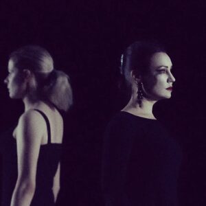 Olga Tumaykina Instagram - Как это редко бывает ,когда соглашаешься и принимаешь спектакль..Особенно,-премьерный..Особенно,в преддверии 100 летия театра,где ты служишь..Есть Мастера непревзойденные,что оставили наследие-и спектаклей,и их участников звездных..Мы всегда узнаём почерк Валерия Плотникова,или Ричарда Аведона..снимающих звёзд,снимающих вечные портреты тех,кого любим и узнаем из тысяч.Вот кадры из спектаклей @magpie_on_a_broom  Яна Овчинникова..как же это прекрасно,что мои слова о твоём даре,-подтвердят многие люди,творческие,-и артисты,и режиссёры,и музыканты..и твоя семья!!! Я знаю))Ждать,когда ты вернёшься со спектакля,который идёт долго.. это дорогого стоит..Спасибо за эти кадры! Долго ли,коротко ли -живут спектакли..Спасибо за твой взгляд,Яна! #театрвахтангова #премьерытеатравахтангова #саломея #корольлир #ольгатумайкина #янаовчинникова #театральныйфотограф
