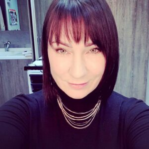 Olga Tumaykina Instagram - В моде чёлка или нет,не знаю..мы с артисткой Полиной Бондарь @bonpoli не сговариваясь,решили ДА! Это работа наших мастеров-гримеров театра Вахтангова!🌹❤️🎭 Леночки и Полины @poli_roshia  Достаточно рассказать про репетиции..новые,особенно..образ описать(новый,особенно))..учесть идущие спектакли,чтобы не встала проблема или задача..как-то:парики,или коротко стриженая императрица Всероссийская,например..))👑открою секрет-«вишнёвый « маникюр я могу позволить себе только,когда закроется театральный сезон,впрочем..как и все известные мне Вахтанговские артистки!!!! У нас Островский ,Цвейг ,Шекспир, спектакль эпохи Екатерины Великой...помню,помню..две юные зрительницы шептались..Смотри..у неё шеллак фисташковый)))..не у меня,конечно..у другой артистки...Пусть никакое «одеяло» не перетягивает внимание на себя! Как сказал Римас Туминас,-«Есть Театр и всё остальное»))) -это можно применить ко многому..🎭 Так вот:Скоро весна..да здравствует Театр!!!..и пусть скорее наступит..»Всё остальное»!!!! P.s. Покрытие маникюра с эффектом «мокрых ногтей»..или лавандовый оттенок-люблю больше всего..хотя..с такими чёлками,нам нужен маникюр шоколадного или цвета электрик оттенков..))🧚‍♀️👨‍🎨💅💇🏻‍♀️ #челкисексапилномерпять #матьидочь #театральныецехавахтанговскоготеатра #полинабондарь #полинарощупкинагример # @poli_roshia # @bonpoli  # @vakhtangov_theatre  #артистическийпост #всеещевпоискахмастераманикюра #желательноночью #бонуспедикюрлюбогоцвета #нонедляодногоспектакля #какойтакойспектакльспрозрачнымпедикюром #дамскаязагадка #ноглавное #парикамздесьнеместо