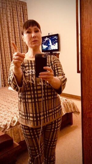Olga Tumaykina Instagram - Когда остаются силы после съёмочной смены..СМА-Самые Мои Антраша ..СМА-Самая Медийная Артистка..СМА-Спинально Мышечная Атрофия..СМА-Самые Мамы Активные(потому что  борются за жизнь)..@sava_smailik ..я привлекаю внимание! Да!..танцы для младшей дочери,для настроения..а внимание ваше-для жизни..!!! Посмотрела тут..подписчиков 24 тысячи..моих..всё понимаю..но вдруг,-для вас 100 рублей-не проблема..при том,что очень хорошо знаю,как жить на одной гречке..это крупа такая и каша из неё,когда Надежда обещает быть на следующей неделе..