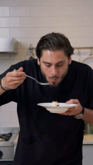 Oliver Ingrosso Instagram - Nu är en ny video ute. Denna gång gör jag en dessert. Och förmodligen den första desserten jag någonsin kommit på själv tror jag. Det är också en av den första desserten jag satte på OLLI. Fattiga riddare på brioche med espresso och en apelsin buffelricotta i ett bad av sirap. Inte skit äckligt direkt. Kanalen finns i en länk i min profil ! #quantobasta