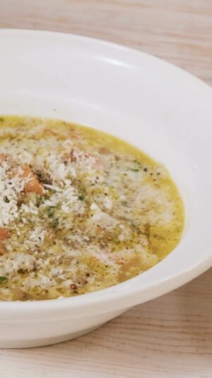 Oliver Ingrosso Instagram - Linssoppa, zuppa con lenticchie eller pasta con lenticchie. En av mina favoriträtter i hela världen. Så extremt gott och enkelt som mycket annat jag gillar att laga. 

Familjen vill att jag gör denna ofta när det ska lagas mat och mamma har aldrig förstått om det är en gryta (nej) eller en soppa (ja) @pernillawahlgren … 

Så som jag gör den är det en soppa för så gjorde farmor den. Ofta när vi kommit hem från stranden i Taranto i Italien på eftermiddag som ett litet mellanmåltid innan middag. Plus att vi hade ätit lunch på stranden då också. Eller kanske i mitt fall 12 focaccia med mozzarella och tomatsås.. 

Egentligen är det mer en krämig pasta med linserna och pastavatten som den görs i Italien men jag gillar den såhär bättre tror jag. Kanske är det barndomen, kanske är det bara godare säger helt enkelt. 

Gott som fan är det hursomhelst så testa ni och skicka bilder på hur det blev så får jag se hur er linssoppa ser ut ! Ny video uppe nu på youtube med denna rätt så in och följ, likea och bara titta helt enkelt. Länk finns i min profil :) #quantobasta