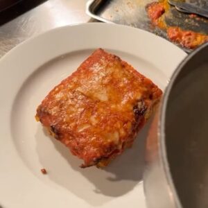 Oliver Ingrosso Instagram - Imorgon söndag är den tillbaka på menyn för dagen och kvällen. Vår lasagne gjord på vår bolognese som fått koka i ett par timmar minst sagt. Sen toppas den med passata och parmesan innan den gratineras i ungen. Och på tallriken lägger vi ännu mer passata, Béchamel & parmesan. Avsluta med lite EVOO. Godare lasagne får du nog leta länge efter. Ses imorgon