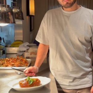 Oliver Ingrosso Instagram - Missa inte denna brutala kreation från vår brutalt duktiga köksmästare @izfran.co på söndag. Som en större italiensk köttbulle fylld med mozzarella och prosciutto cotto med en tomatsås på toppen