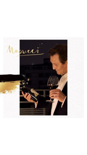Oliver Masucci Instagram - „Ich schlüpfe ständig in neue Rollen, reise viel, komme in verschiedene Länder. Meine Konstante sind die Leidenschaft, das Echte, die Liebe, der Genuss.”
“Zusammen mit The Pool und Velis Vineyards habe ich einen Wein gemacht, der so gut ist, dass ich ihn liebe. Und den Genuss mit allen teilen will.”

Jetzt für die Gastronomie erhältlich – in Kürze auch in unserem Online Store für euch zum Zuhause genießen.