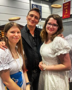 Oliver Masucci Instagram - found some angels  @leipzigerbuchmesse @tingilyagreenleaf @maxwell_twin_