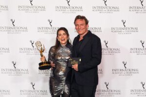 Oliver Masucci Instagram - Yesterday I presented best performance by an actress @karlasouza won the International  Emmy for her film La Caida (Dive) at the International Emmys in New York congratulations  Carla Souza
Foto @land.nrw Ralf Sondermann