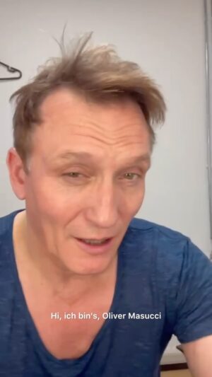 Oliver Masucci Instagram - 𝐌𝐄𝐍𝐬𝐜𝐡, 𝟏𝟗.𝟎𝟒.𝟐𝟒
mit @oliver_masucci 
Er dreht und spielt auf der ganzen Welt. 
Wer sich die 3min Zeit nimmt  und Oliver Masucci zuhört, erfährt u.a. warum er so eine innige Beziehung zu Stuttgart hat und welcher Einrichtung er dankbar ist (die auch heute noch Müttern in schwierigen und/oder ausweglos erscheinenden Lebenssituationen Hilfe anbietet). Wir danken für die persönlichen Worte.
Für unsere neue Ausgabe 𝐌𝐄𝐍𝐬𝐜𝐡, 𝟏𝟗.𝟎𝟒.𝟐𝟒 ist Oliver Masucci in die (Traum?)Rolle eines Models geschlüpft und wie jede Rolle, die er spielt, gibt er ihr einen einzigartigen Ausdruck.
Seid gespannt!
Die exklusive Fotostrecke und das Interview gibt es am 19.04.24 in unserem neuen Sonderheft MENsch @stuttgarterzeitung zu sehen. #staytuned 
-
-
#StuttgarterZeitungMagazin
#StZmagazin

#olivermasucci#schauspieler#actor#film#movie#theater#newissue#MENsch#comingsoon#behindthescenes#portrait#interview#mode#menstyle#menswear#menwithclass#kindheitserinnerungen#stuttgart#hamburg#woauchimmer#bretterdiedieweltbedeuten#onstage