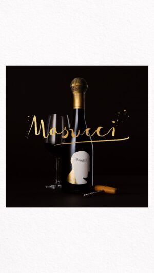 Oliver Masucci Instagram - Messeeindrücke 0️⃣3️⃣: Oliver’s Leidenschaft für Wein ist unverkennbar. Sein Roter Cuvée und Riesling waren ein großer Anziehungspunkt bei der Messe Berlin. Wie einfach du ihn bestellen und probieren kannst, zeigt dir Oliver hier. ▶️ PLAY!

Werbung wegen Verlinkung
