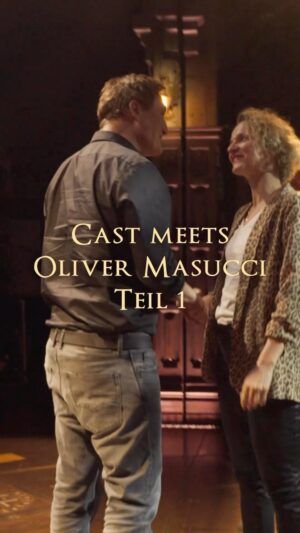 Oliver Masucci Instagram - Wie aufregend! - Ein Teil unserer Cast hat Oliver Masucci bereits getroffen und in gemütlicher Runde einige spannende Fragen zusammen mit ihm beantwortet. Hättet ihr erraten, welches ihre Lieblingsszene aus unserer Show ist?