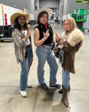 Oliver Platt Instagram - #ChicagoMed crew ridin’ shotgun with #CowboyCarter! Giddy up, B!!! 🎶 @nbconechicago 

🤠 CREW: @mmaddieobrienn, @chicagodoll, @tjcalistro @kristabiggar, @mackenzieebeckham, @reilly_lynn_, @madapplewhite