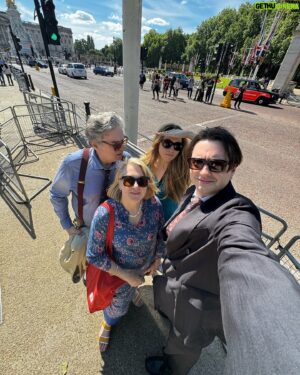 Oliver Platt Instagram - A few hours ago, a fella told us ‘The Crown’ was looking for background artists and to stand by this pole.