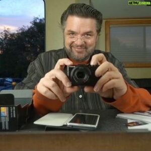 Oliver Platt Instagram - POP QUIZ! I’m in my trailer about to shoot a scene for a flick that premiered 10 yrs ago today. Which one!? 

Swipe for answer ➡️
— 
CHEF (2014) from the great @jonfavreau which also stars #ScarlettJohansson, @johnleguizamo, @sofiavergara, @bobby_cannavale, @robertdowneyjr, @emjayanthony and me!