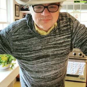 Oliver Platt Instagram - Thanks @nickgehlfuss for throwing the @didi_hirsch #erasingthestigma challenge my way! Hey @brian_tee @taylorkinney111 @yayadacosta what u got?!?