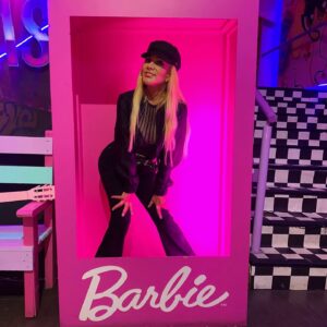 Olivia Collins Instagram - 🧜🏼‍♀️💖🎀🤫 Shhhhhh! 🍭🎆🪩✨

#oliviacollins