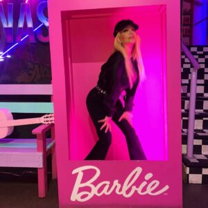 Olivia Collins Instagram - 🧜🏼‍♀️💖🎀🤫 Shhhhhh! 🍭🎆🪩✨

#oliviacollins