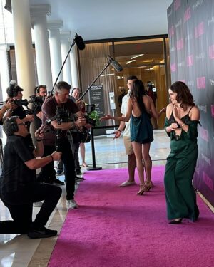 Olivia Grace Applegate Instagram - Swipe to see me gradually lose all chill on the #wallbanger pajama party red carpet at @passion.con 🤭🤭
Congratulations, @passionflix for another great movie! It was an honor and a delight to be there 💕💕💕
#redcarpet #actor #premiere #actress #romance #comedy