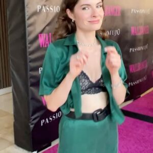 Olivia Grace Applegate Instagram - Swipe to see me gradually lose all chill on the #wallbanger pajama party red carpet at @passion.con 🤭🤭
Congratulations, @passionflix for another great movie! It was an honor and a delight to be there 💕💕💕
#redcarpet #actor #premiere #actress #romance #comedy