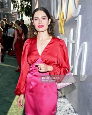 Olivia Grace Applegate Instagram - LOVE & DEATH NOW STREAMING ON HBOMAX!!!! 
💞❤️💖❣️swipe to see how incredibly professional I am 🌸🌺🌹🌷
I cannot wait for you all to see this show! 
Shout out to the dream glam team @eliseyeah and @angela.k.neff 💕🌸❤️
#loveanddeathhbo #truecrime #limitedseries #actor #premiere #glam #redcarpet #gettyimages #prettyinpink
