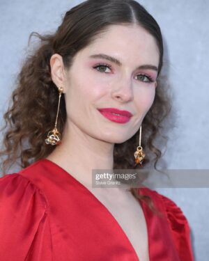 Olivia Grace Applegate Instagram - LOVE & DEATH NOW STREAMING ON HBOMAX!!!! 
💞❤️💖❣️swipe to see how incredibly professional I am 🌸🌺🌹🌷
I cannot wait for you all to see this show! 
Shout out to the dream glam team @eliseyeah and @angela.k.neff 💕🌸❤️
#loveanddeathhbo #truecrime #limitedseries #actor #premiere #glam #redcarpet #gettyimages #prettyinpink