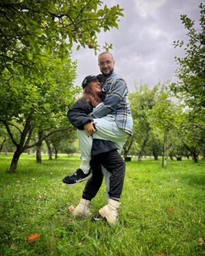 Olivia Leclerc Instagram - Résumé de notre journée aux pommes 🍎📸🍏 Sincèrement, on a plus rit que cueilli des pommes!

 #pommes #verger #automne