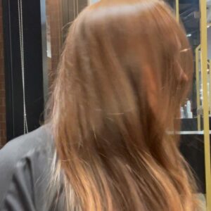 Olivia Leclerc Instagram - À quel point je négligeais mes pauvres cheveux depuis les dernières années ? 😱

J’ai mit les pieds au @bluntmtl hier. 🙏🏻 

@faddoulsky s’est occupé de me faire une intervention et m’a fait réaliser le potentiel de ma chevelure 👩🏼‍🦰💥

Ça doit faire 10 personne qui prennent le temps de me dire que j’ai des beaux cheveix aujourd’hui 🥹.

#blunt #bluntmtl #coiffure #cheveux #cheveuxnaturels #hair #redhair #redhead
