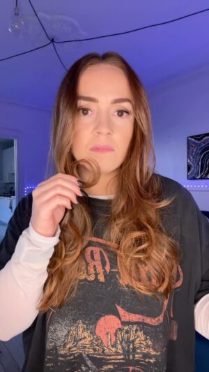 Olivia Leclerc Instagram - Pas aussi satisfaisant que quand je sors du @bluntmtl avec @faddoulsky mais quand même! 🤷‍♀️
#hair #cheveux #redhair #hairtutorial