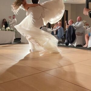 Olivia Leclerc Instagram - Retrouver ma cohorte de l’École de Théatre au mariage de @william_cloutier et @sara_dagenais : CHECK ✅

J’ai toute aimé de cette soirée, même les speech sur l’amour ! 😱 

*et merci à @ce.lia pour la robe* 😍🙏🏻

#mariage #wedding #outfit #williamcloutier #saradagenais #love #friends #chic
