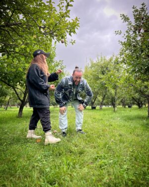 Olivia Leclerc Instagram - Résumé de notre journée aux pommes 🍎📸🍏 Sincèrement, on a plus rit que cueilli des pommes!

 #pommes #verger #automne