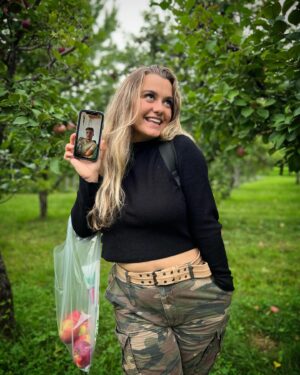 Olivia Leclerc Instagram - Résumé de notre journée aux pommes 🍎📸🍏 Sincèrement, on a plus rit que cueilli des pommes!

 #pommes #verger #automne