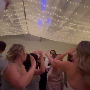 Olivia Leclerc Instagram - Retrouver ma cohorte de l’École de Théatre au mariage de @william_cloutier et @sara_dagenais : CHECK ✅

J’ai toute aimé de cette soirée, même les speech sur l’amour ! 😱 

*et merci à @ce.lia pour la robe* 😍🙏🏻

#mariage #wedding #outfit #williamcloutier #saradagenais #love #friends #chic