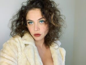 Olivia Luccardi Instagram - Self Tape Light.