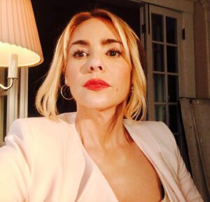 Olivia d'Abo Instagram - Happy Holidays friends! 😊❤️🎄